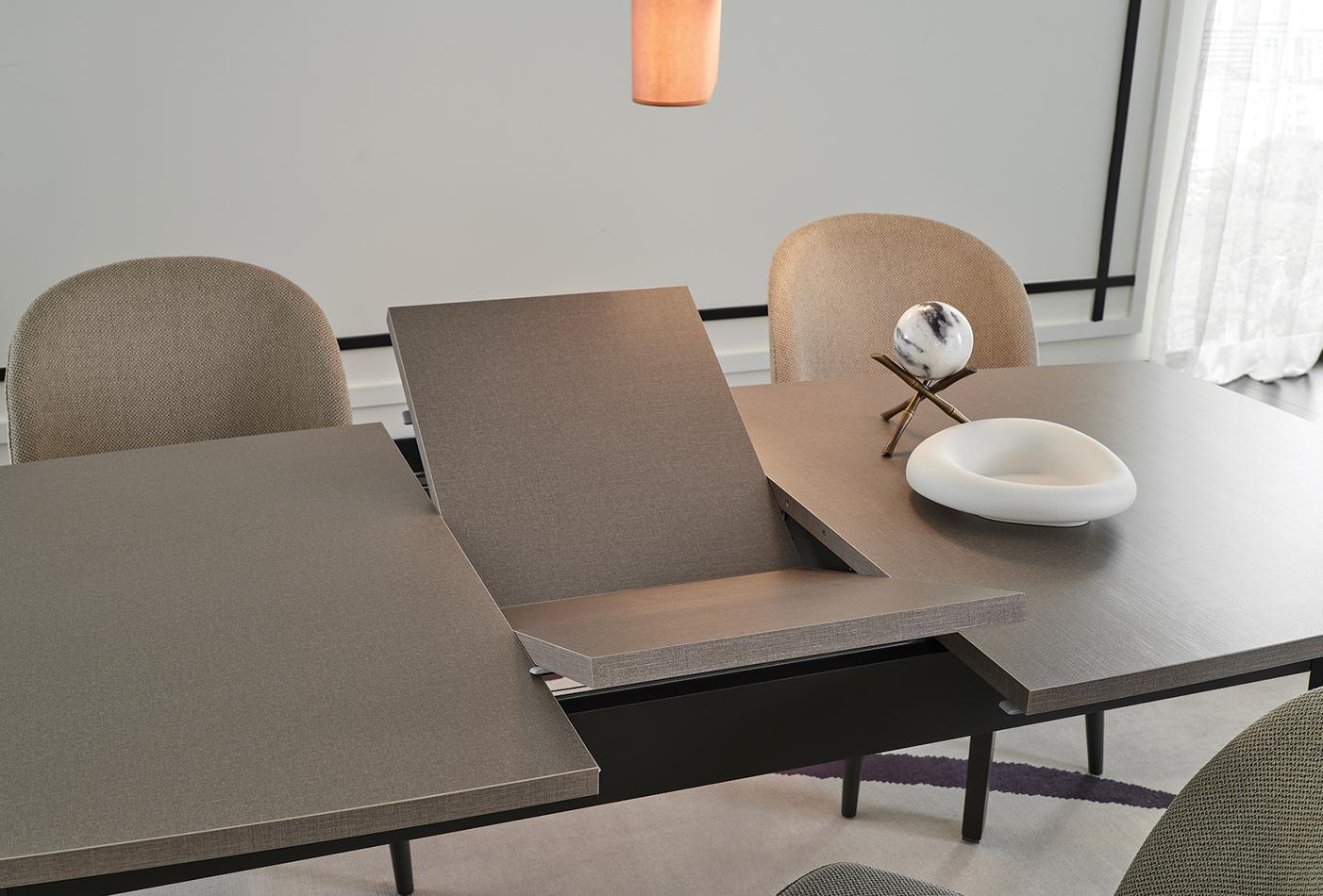 Berta extendable dining table