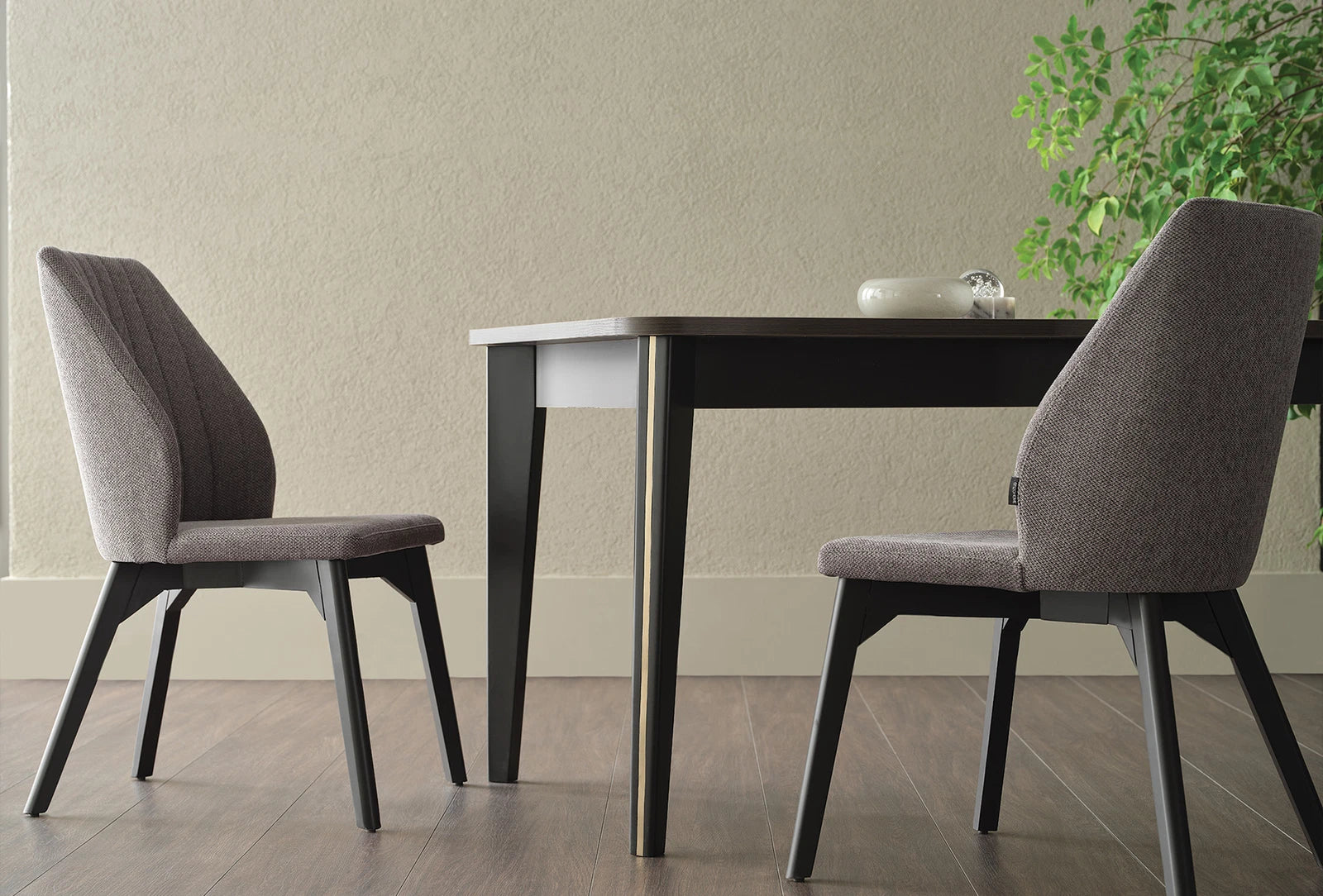 Marion extendable dining table