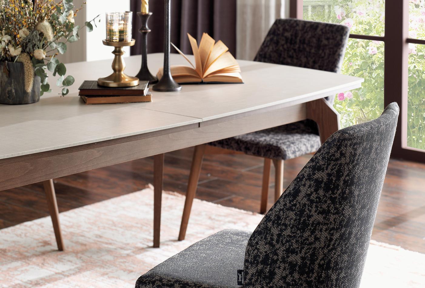 Netha extendable dining table
